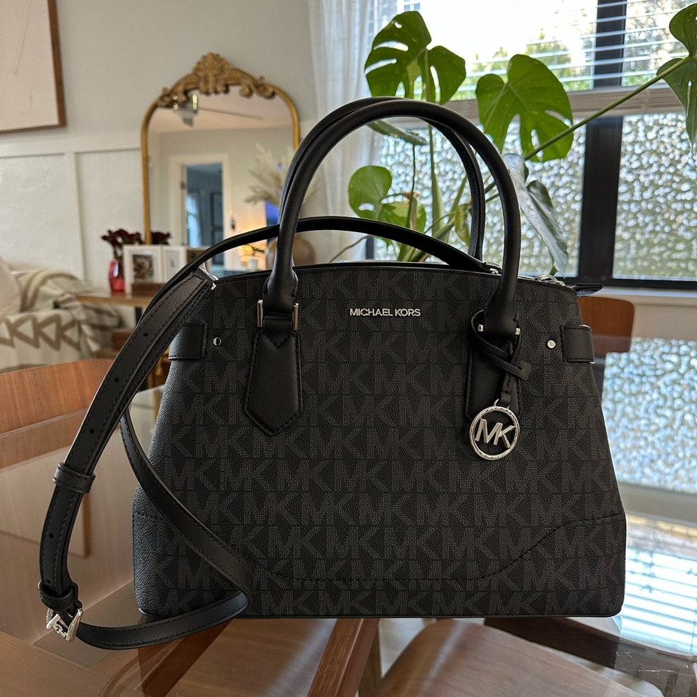 ✨NWOT✨ Black Michael Kors Lynn Monogram Satchel
